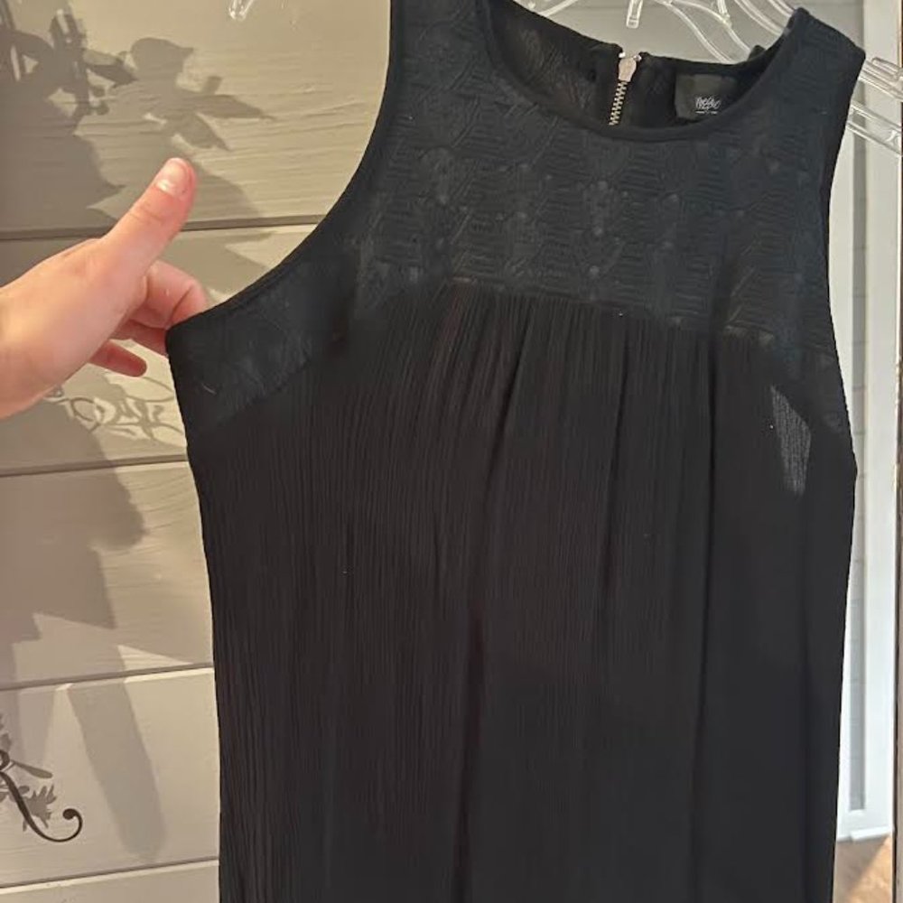 CUTE! Sleeveless Black Top Perfect for Summer